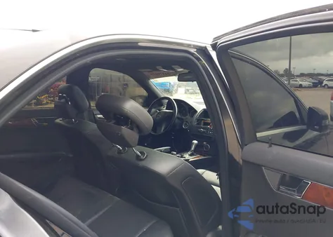 2009 Mercedes-Benz C 300 Luxury/Sport z USA, uszkodzony, nr VIN WDDGF54X79R049521